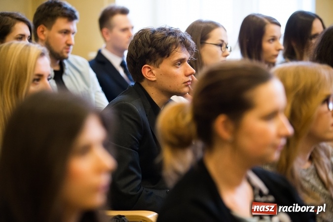 Zdjęcie w galerii na portalu naszraciborz.pl: Uroczyste wręczenie dyplomów na kierunku architektura PWSZ w Raciborzu  wiadomości z regionu