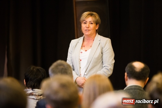 Zdjęcie w galerii na portalu naszraciborz.pl: Uroczyste wręczenie dyplomów na kierunku architektura PWSZ w Raciborzu  wiadomości z regionu