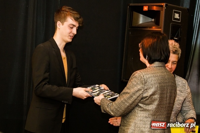 Zdjęcie w galerii na portalu naszraciborz.pl: Uroczyste wręczenie dyplomów na kierunku architektura PWSZ w Raciborzu  wiadomości z regionu