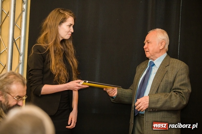 Zdjęcie w galerii na portalu naszraciborz.pl: Uroczyste wręczenie dyplomów na kierunku architektura PWSZ w Raciborzu  wiadomości z regionu