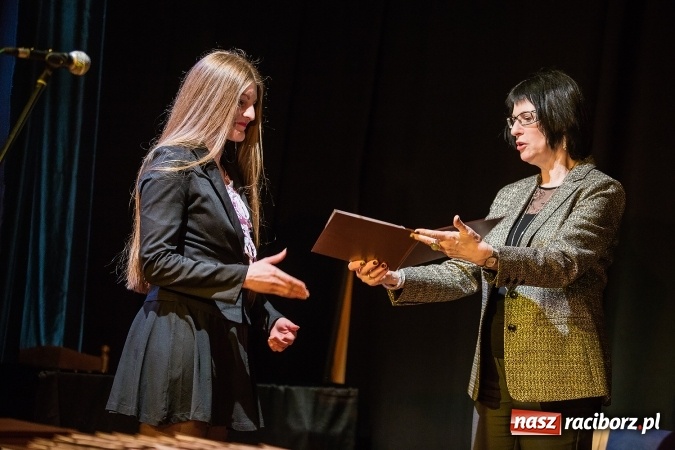 Zdjęcie w galerii na portalu naszraciborz.pl: Uroczyste wręczenie dyplomów na kierunku architektura PWSZ w Raciborzu  wiadomości z regionu