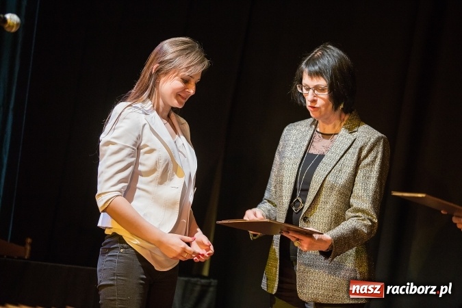 Zdjęcie w galerii na portalu naszraciborz.pl: Uroczyste wręczenie dyplomów na kierunku architektura PWSZ w Raciborzu  wiadomości z regionu