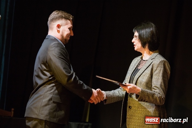 Zdjęcie w galerii na portalu naszraciborz.pl: Uroczyste wręczenie dyplomów na kierunku architektura PWSZ w Raciborzu  wiadomości z regionu