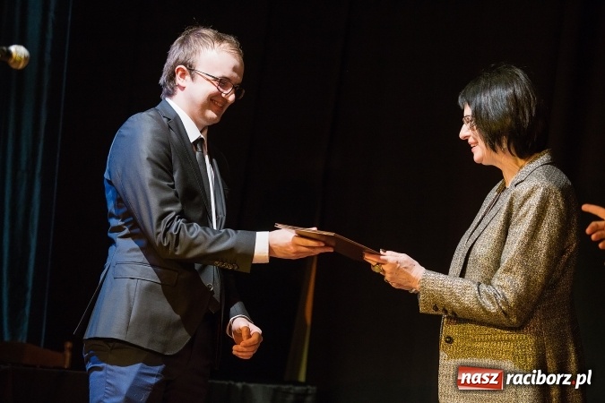 Zdjęcie w galerii na portalu naszraciborz.pl: Uroczyste wręczenie dyplomów na kierunku architektura PWSZ w Raciborzu  wiadomości z regionu