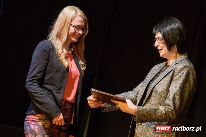 Zdjęcie w galerii na portalu naszraciborz.pl: Uroczyste wręczenie dyplomów na kierunku architektura PWSZ w Raciborzu  wiadomości z regionu