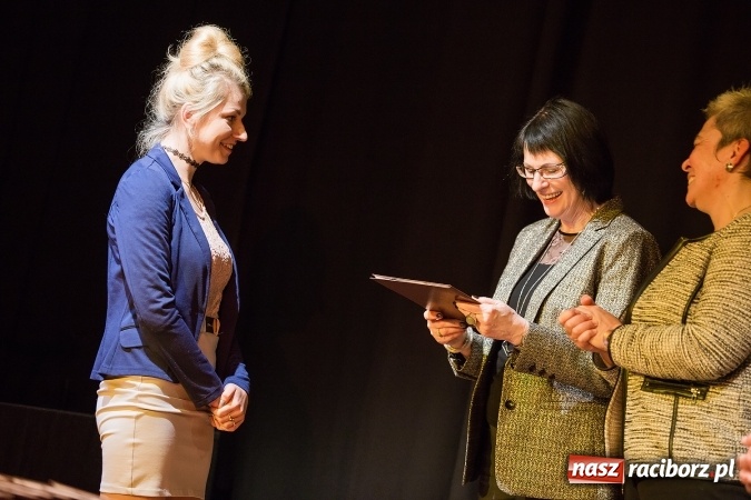 Zdjęcie w galerii na portalu naszraciborz.pl: Uroczyste wręczenie dyplomów na kierunku architektura PWSZ w Raciborzu  wiadomości z regionu