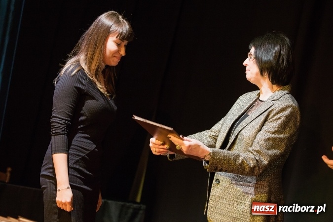 Zdjęcie w galerii na portalu naszraciborz.pl: Uroczyste wręczenie dyplomów na kierunku architektura PWSZ w Raciborzu  wiadomości z regionu