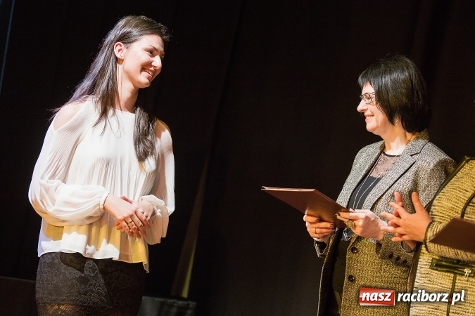 Zdjęcie w galerii na portalu naszraciborz.pl: Uroczyste wręczenie dyplomów na kierunku architektura PWSZ w Raciborzu  wiadomości z regionu