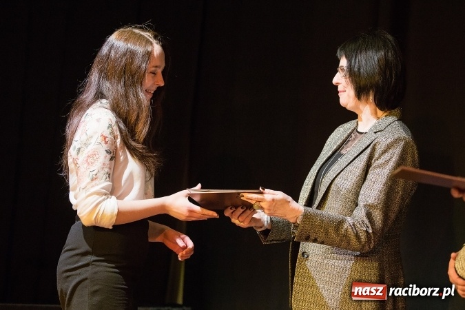 Zdjęcie w galerii na portalu naszraciborz.pl: Uroczyste wręczenie dyplomów na kierunku architektura PWSZ w Raciborzu  wiadomości z regionu