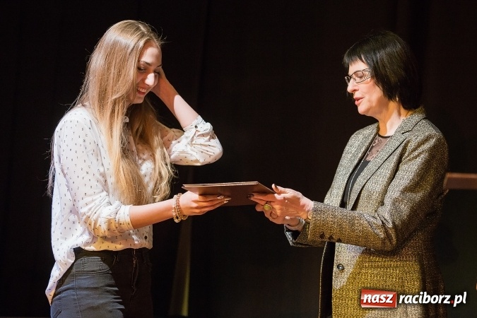 Zdjęcie w galerii na portalu naszraciborz.pl: Uroczyste wręczenie dyplomów na kierunku architektura PWSZ w Raciborzu  wiadomości z regionu