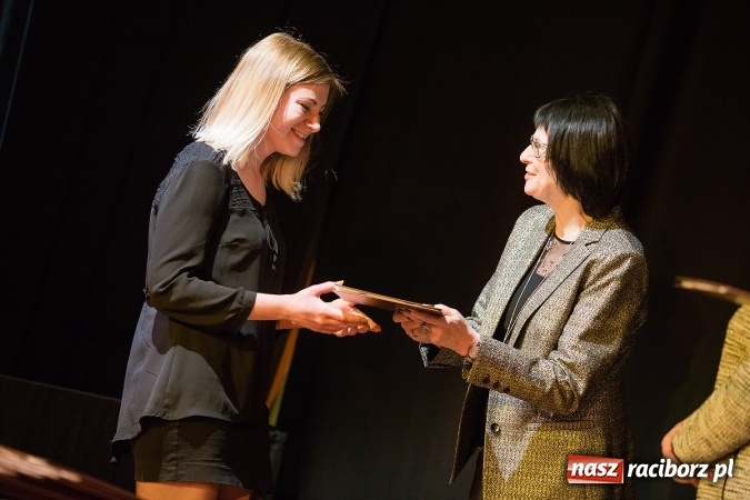 Zdjęcie w galerii na portalu naszraciborz.pl: Uroczyste wręczenie dyplomów na kierunku architektura PWSZ w Raciborzu  wiadomości z regionu