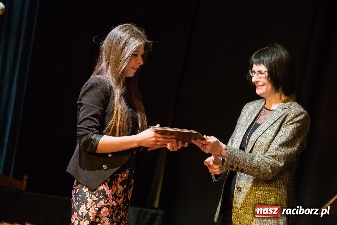 Zdjęcie w galerii na portalu naszraciborz.pl: Uroczyste wręczenie dyplomów na kierunku architektura PWSZ w Raciborzu  wiadomości z regionu