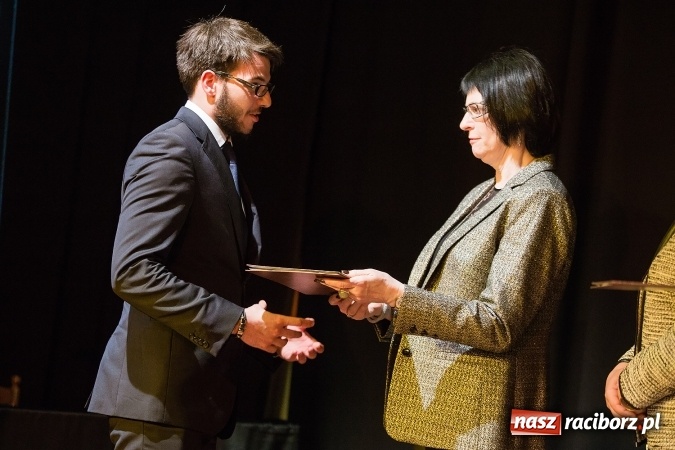 Zdjęcie w galerii na portalu naszraciborz.pl: Uroczyste wręczenie dyplomów na kierunku architektura PWSZ w Raciborzu  wiadomości z regionu