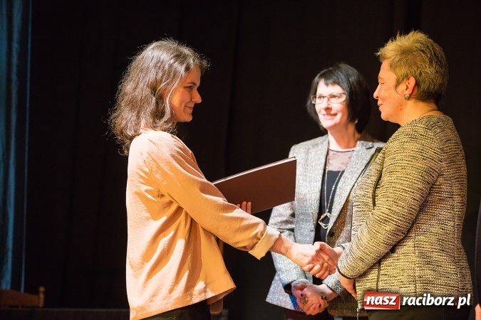 Zdjęcie w galerii na portalu naszraciborz.pl: Uroczyste wręczenie dyplomów na kierunku architektura PWSZ w Raciborzu  wiadomości z regionu