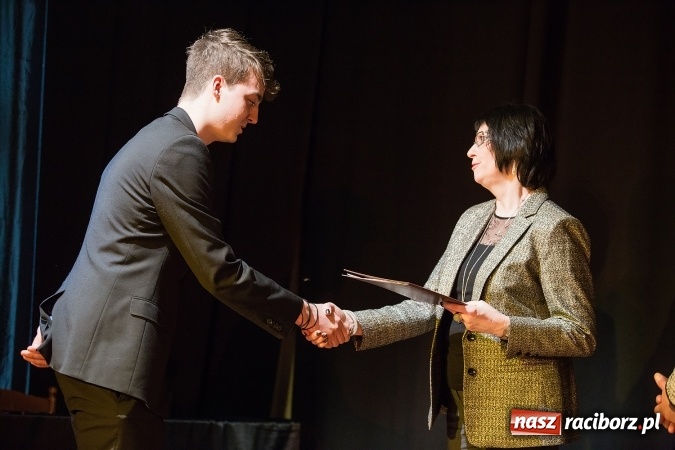 Zdjęcie w galerii na portalu naszraciborz.pl: Uroczyste wręczenie dyplomów na kierunku architektura PWSZ w Raciborzu  wiadomości z regionu