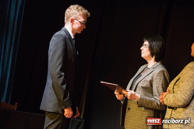 Zdjęcie w galerii na portalu naszraciborz.pl: Uroczyste wręczenie dyplomów na kierunku architektura PWSZ w Raciborzu  wiadomości z regionu