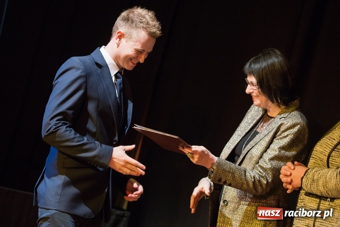 Zdjęcie w galerii na portalu naszraciborz.pl: Uroczyste wręczenie dyplomów na kierunku architektura PWSZ w Raciborzu  wiadomości z regionu