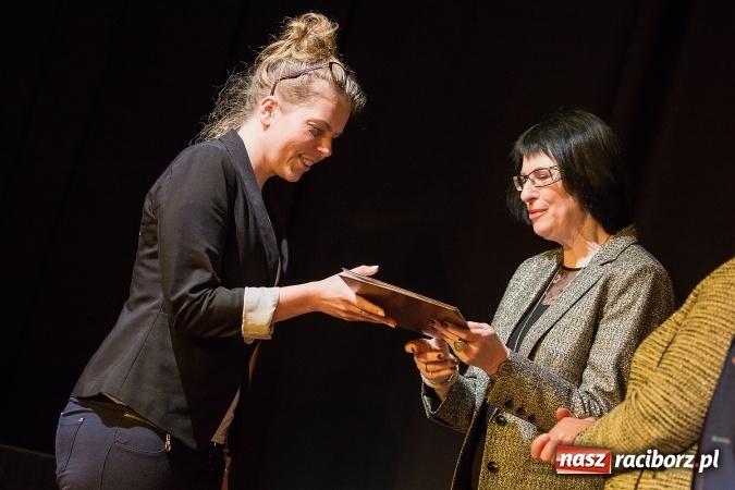 Zdjęcie w galerii na portalu naszraciborz.pl: Uroczyste wręczenie dyplomów na kierunku architektura PWSZ w Raciborzu  wiadomości z regionu