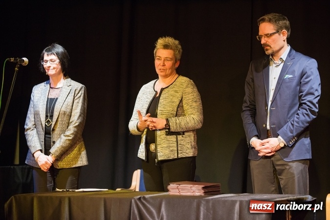 Zdjęcie w galerii na portalu naszraciborz.pl: Uroczyste wręczenie dyplomów na kierunku architektura PWSZ w Raciborzu  wiadomości z regionu