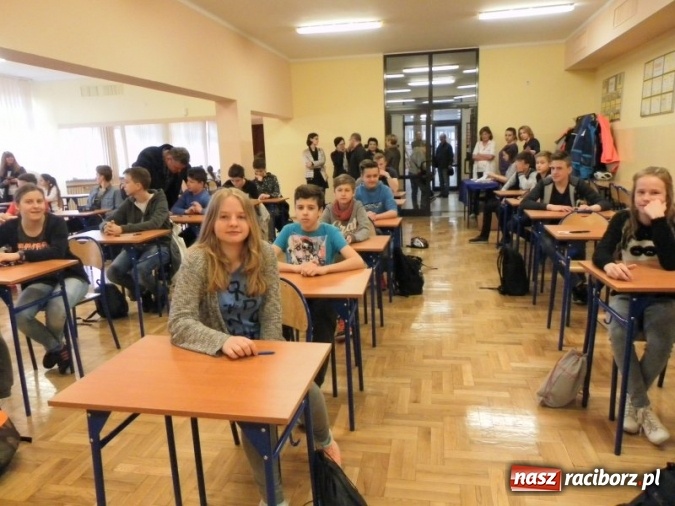 Zdjęcie w galerii na portalu naszraciborz.pl: W Gimnazjum nr 3 odbył się powiatowy etap Ogólnopolskiego Turnieju Bezpieczeństwa w Ruchu Drogowym  wiadomości z regionu