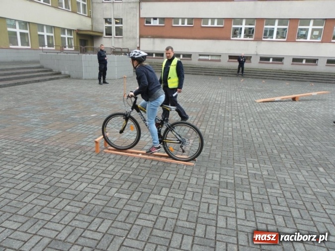 Zdjęcie w galerii na portalu naszraciborz.pl: W Gimnazjum nr 3 odbył się powiatowy etap Ogólnopolskiego Turnieju Bezpieczeństwa w Ruchu Drogowym  wiadomości z regionu