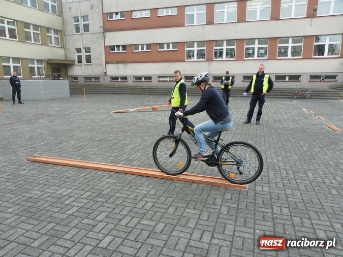Zdjęcie w galerii na portalu naszraciborz.pl: W Gimnazjum nr 3 odbył się powiatowy etap Ogólnopolskiego Turnieju Bezpieczeństwa w Ruchu Drogowym  wiadomości z regionu