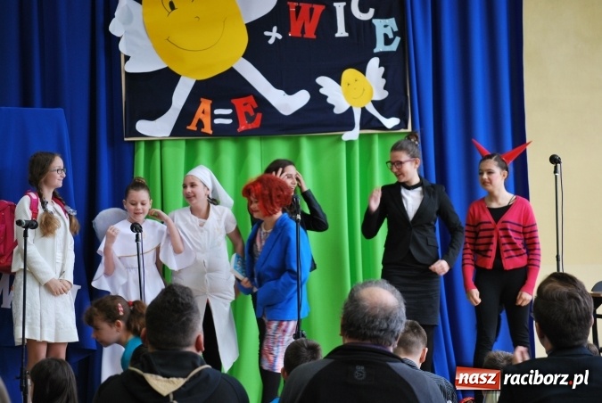 Zdjęcie w galerii na portalu naszraciborz.pl: Kabaret Młodych Panów docenił młodzież z Nędzy!  wiadomości z regionu