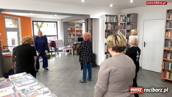 Zdjęcie w galerii na portalu naszraciborz.pl: Kwietniowe spotkanie w Klubie Przyjaciół Biblioteki na Ostrogu upłynęło pod znakiem ćwiczeń Tai Chi  wiadomości z regionu