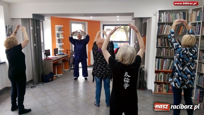 Zdjęcie w galerii na portalu naszraciborz.pl: Kwietniowe spotkanie w Klubie Przyjaciół Biblioteki na Ostrogu upłynęło pod znakiem ćwiczeń Tai Chi  wiadomości z regionu