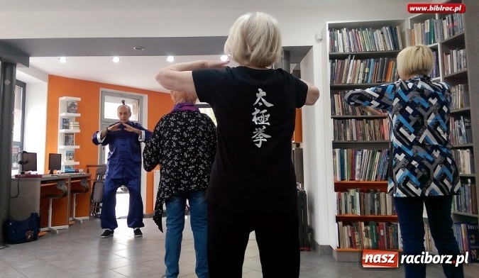 Zdjęcie w galerii na portalu naszraciborz.pl: Kwietniowe spotkanie w Klubie Przyjaciół Biblioteki na Ostrogu upłynęło pod znakiem ćwiczeń Tai Chi  wiadomości z regionu
