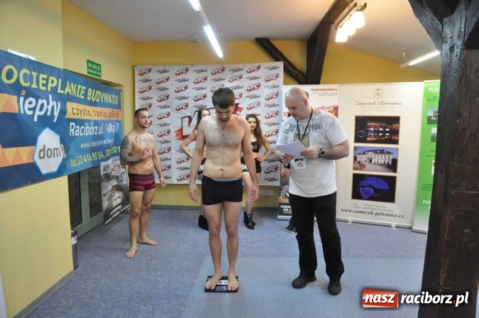 Zdjęcie w galerii na portalu naszraciborz.pl: Ważenie i prezentacja zawodników przed galą MMA w Raciborzu wiadomości z regionu