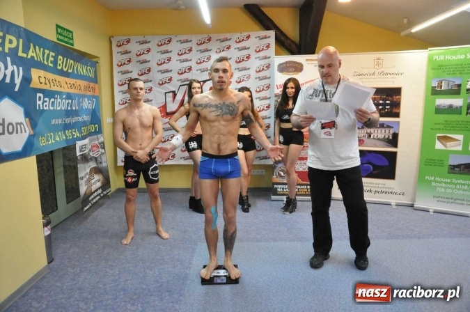 Zdjęcie w galerii na portalu naszraciborz.pl: Ważenie i prezentacja zawodników przed galą MMA w Raciborzu wiadomości z regionu