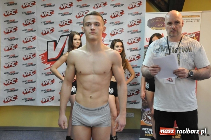 Zdjęcie w galerii na portalu naszraciborz.pl: Ważenie i prezentacja zawodników przed galą MMA w Raciborzu wiadomości z regionu