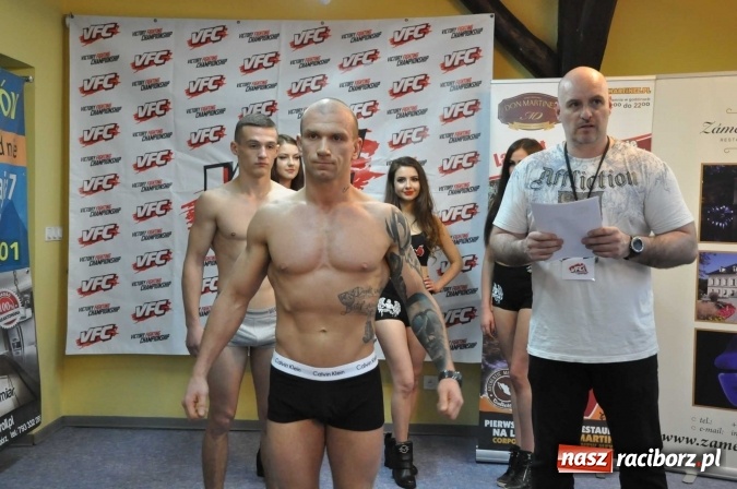 Zdjęcie w galerii na portalu naszraciborz.pl: Ważenie i prezentacja zawodników przed galą MMA w Raciborzu wiadomości z regionu