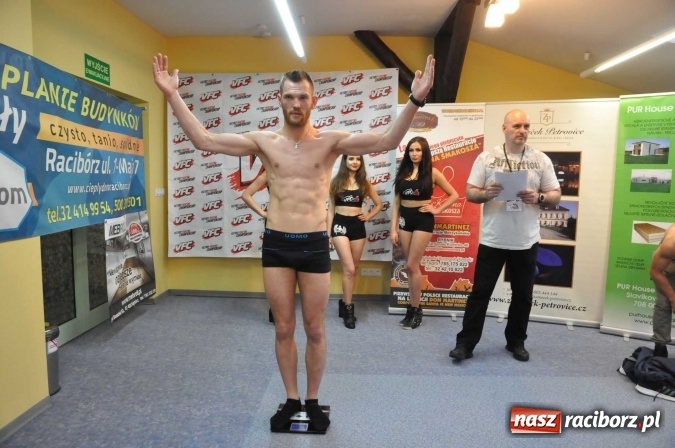 Zdjęcie w galerii na portalu naszraciborz.pl: Ważenie i prezentacja zawodników przed galą MMA w Raciborzu wiadomości z regionu