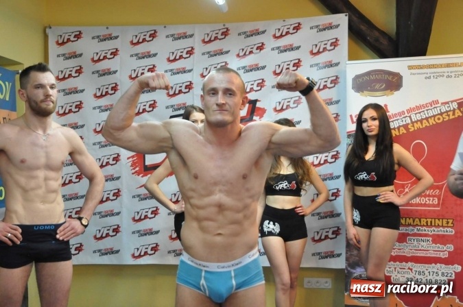 Zdjęcie w galerii na portalu naszraciborz.pl: Ważenie i prezentacja zawodników przed galą MMA w Raciborzu wiadomości z regionu