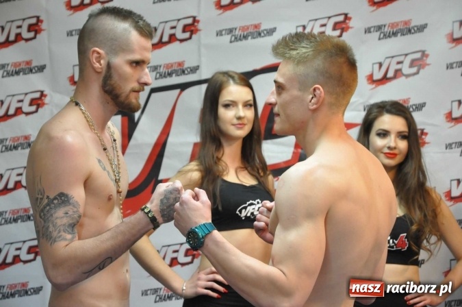 Zdjęcie w galerii na portalu naszraciborz.pl: Ważenie i prezentacja zawodników przed galą MMA w Raciborzu wiadomości z regionu