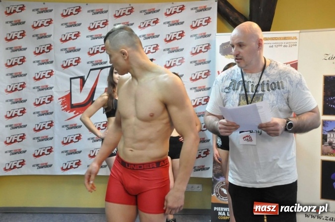 Zdjęcie w galerii na portalu naszraciborz.pl: Ważenie i prezentacja zawodników przed galą MMA w Raciborzu wiadomości z regionu
