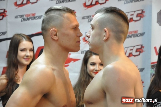 Zdjęcie w galerii na portalu naszraciborz.pl: Ważenie i prezentacja zawodników przed galą MMA w Raciborzu wiadomości z regionu