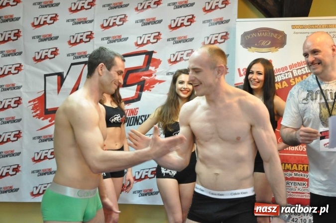 Zdjęcie w galerii na portalu naszraciborz.pl: Ważenie i prezentacja zawodników przed galą MMA w Raciborzu wiadomości z regionu