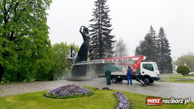Zdjęcie w galerii na portalu naszraciborz.pl: Pomnik Matki Polki gruntownie wyczyszczony wiadomości z regionu