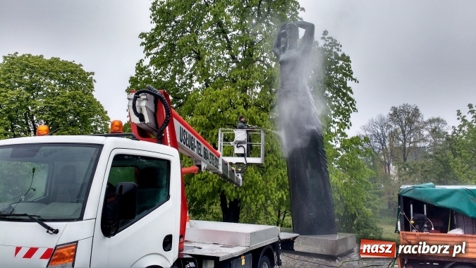 Zdjęcie w galerii na portalu naszraciborz.pl: Pomnik Matki Polki gruntownie wyczyszczony wiadomości z regionu