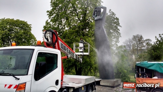 Zdjęcie w galerii na portalu naszraciborz.pl: Pomnik Matki Polki gruntownie wyczyszczony wiadomości z regionu