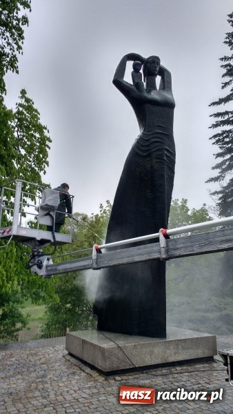 Zdjęcie w galerii na portalu naszraciborz.pl: Pomnik Matki Polki gruntownie wyczyszczony wiadomości z regionu