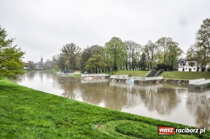 Zdjęcie w galerii na portalu naszraciborz.pl: Rozpoczęło się ratowanie plaży miejskiej przy zamku. Woda wdziera się na bulwary nadodrzańskie FOTO wiadomości z regionu