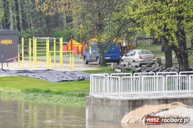 Zdjęcie w galerii na portalu naszraciborz.pl: Rozpoczęło się ratowanie plaży miejskiej przy zamku. Woda wdziera się na bulwary nadodrzańskie FOTO wiadomości z regionu