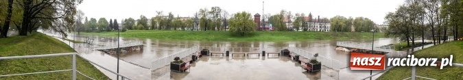 Zdjęcie w galerii na portalu naszraciborz.pl: Rozpoczęło się ratowanie plaży miejskiej przy zamku. Woda wdziera się na bulwary nadodrzańskie FOTO wiadomości z regionu