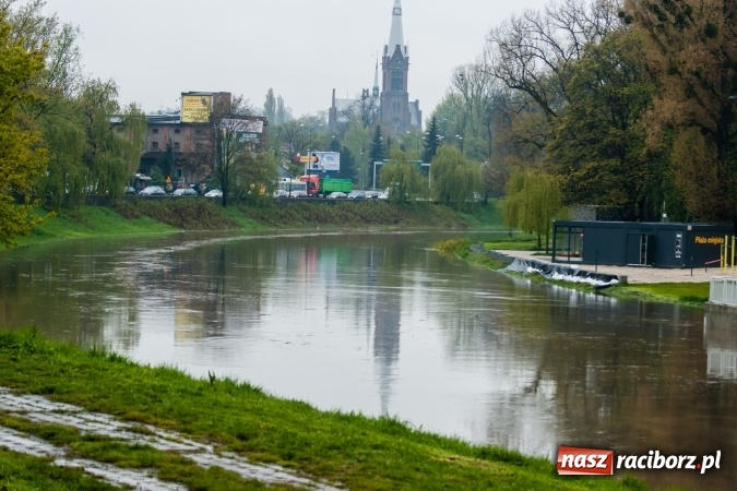 Zdjęcie w galerii na portalu naszraciborz.pl: Rozpoczęło się ratowanie plaży miejskiej przy zamku. Woda wdziera się na bulwary nadodrzańskie FOTO wiadomości z regionu