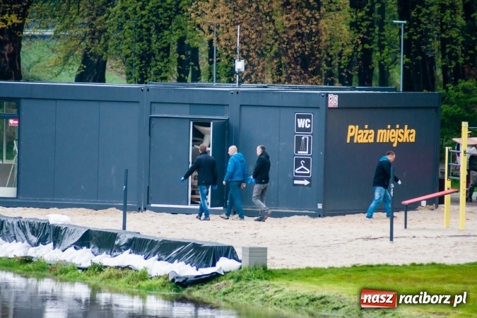Zdjęcie w galerii na portalu naszraciborz.pl: Rozpoczęło się ratowanie plaży miejskiej przy zamku. Woda wdziera się na bulwary nadodrzańskie FOTO wiadomości z regionu