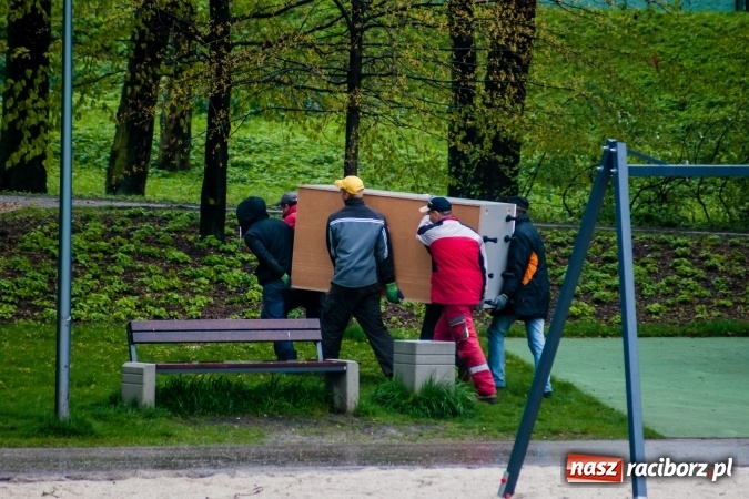 Zdjęcie w galerii na portalu naszraciborz.pl: Rozpoczęło się ratowanie plaży miejskiej przy zamku. Woda wdziera się na bulwary nadodrzańskie FOTO wiadomości z regionu